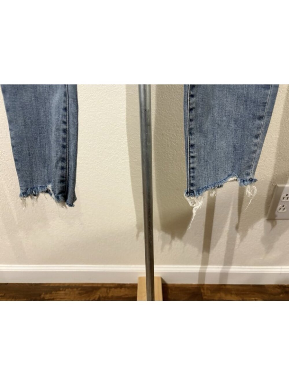Universal Thread Womens Mid Rise Skinny Jeans Stretch Size 6/28 R 28X28 - Picture 5 of 13